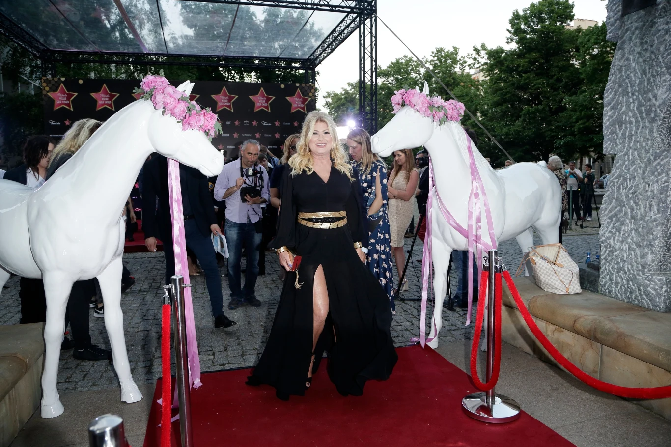 Trzeci solowy album pojawił się w 2016 roku. Na "B3" stylistykę znaną z poprzednich płyt wzbogaciły brzmienia elektroniczne. Płytę promowały single "Bingo", "Upiłam się tobą", "Niebiesko-zielone", "Ruchome wydmy", "Letni wiatr" i "Obok nas". 