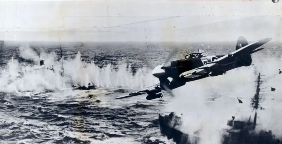 Myśliwsko-bombowe Hawker Typhoon Mark IB z 83 Grupy RAF uzbrojone w rakiety RP-3 były wykorzystywane do walki z niemiecką żeglugą Myśliwsko-bombowe Hawker Typhoon Mark IB z 83 Grupy RAF uzbrojone w rakiety RP-3 były wykorzystywane do walki z niemiecką żeglugą