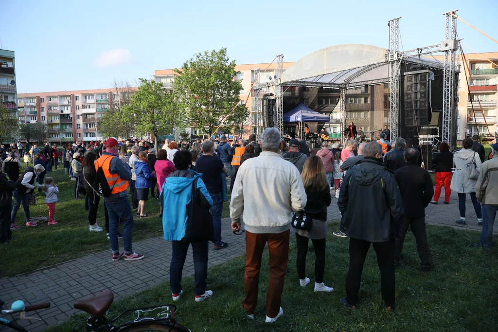Publiczność podczas koncertu Kasi Kowalskiej w Ciechanowie Publiczność podczas koncertu Kasi Kowalskiej w Ciechanowie
