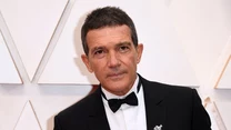 Antonio Banderas to 59-letni hiszpański aktor, który podbił serca widzów na całym świecie, wcielając się w postać słynnego Zorro.

Do najbardziej znanych ról aktora należą bez wątpienia te z filmów: "Desperado", "Mali Agenci", "Wytańczyć marzenia"oraz "Ból i blask". Dzięki tej ostatniej udało mu się otrzymać Złotą Palmę w Cannes. Był też nominowany do Oscara. 

Dawniej dla wielu był symbolem męskiego seksapilu, jednak i dziś jest bardzo atrakcyjnym mężczyznom. Podczas uroczystych gali zawsze prezentuje się niezwykle elegancko. 