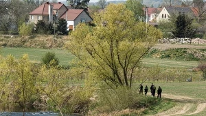 Policja na terenie miejscowości Nowogrodziec nad rzeką Kwisą.