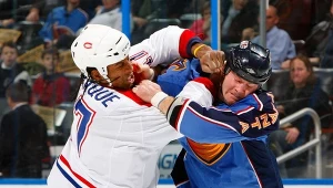 Georges Laraque (z lewej) często bił się z rywalami