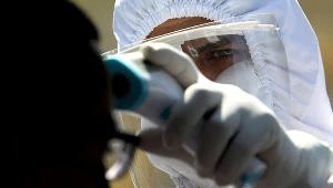 Badanie temperatury u podejrzanego o koronawirusa