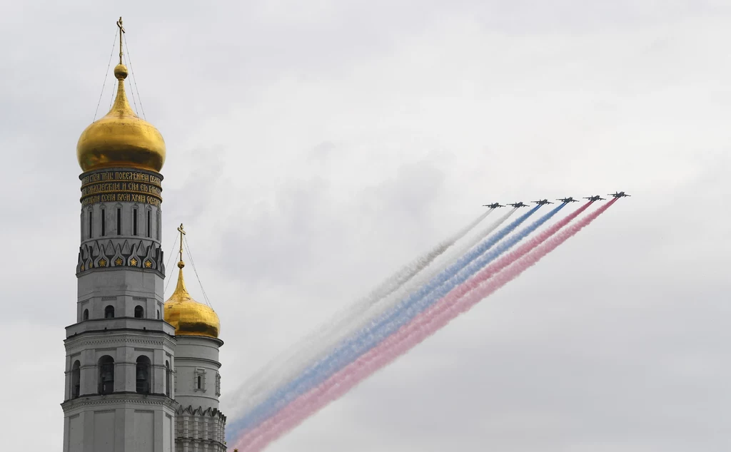 W połowie kwietnia prezydent Rosji Władimir Putin zdecydował, że w związku z trudną sytuacją epidemiologiczną, obchody jednego z najważniejszych świąt w Rosji jednak nie odbędą się w planowanym terminie. Na zdjęciu: Su-25 BM. W połowie kwietnia prezydent Rosji Władimir Putin zdecydował, że w związku z trudną sytuacją epidemiologiczną, obchody jednego z najważniejszych świąt w Rosji jednak nie odbędą się w planowanym terminie. Na zdjęciu: Su-25 BM.