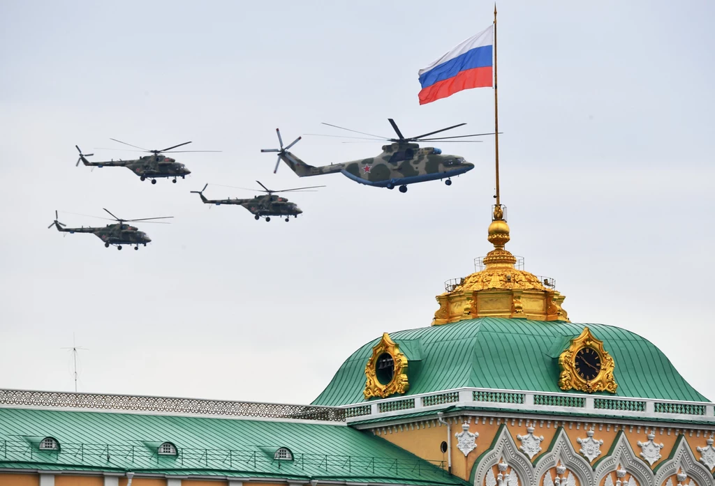 Prośbę o przełożenie uroczystości wystosowali do Putina m.in. rosyjscy weterani wojenni. Prezydent przystał na ich argumenty i ogłosił, że parada nie odbędzie się 9 maja. Na zdjęciu: Mi-26. Prośbę o przełożenie uroczystości wystosowali do Putina m.in. rosyjscy weterani wojenni. Prezydent przystał na ich argumenty i ogłosił, że parada nie odbędzie się 9 maja. Na zdjęciu: Mi-26.