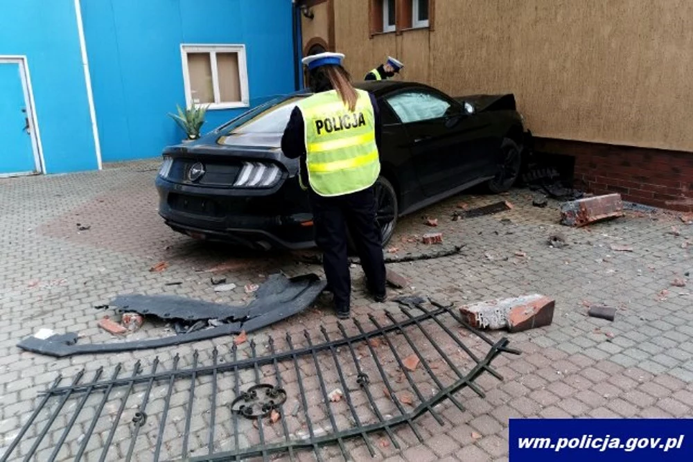 Kierowca wjechał w kobietę i wózek z dziećmi Kierowca wjechał w kobietę i wózek z dziećmi