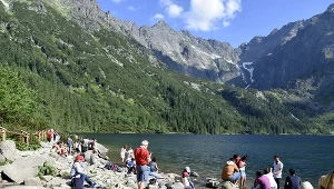 Turyści nad Morskim Okiem