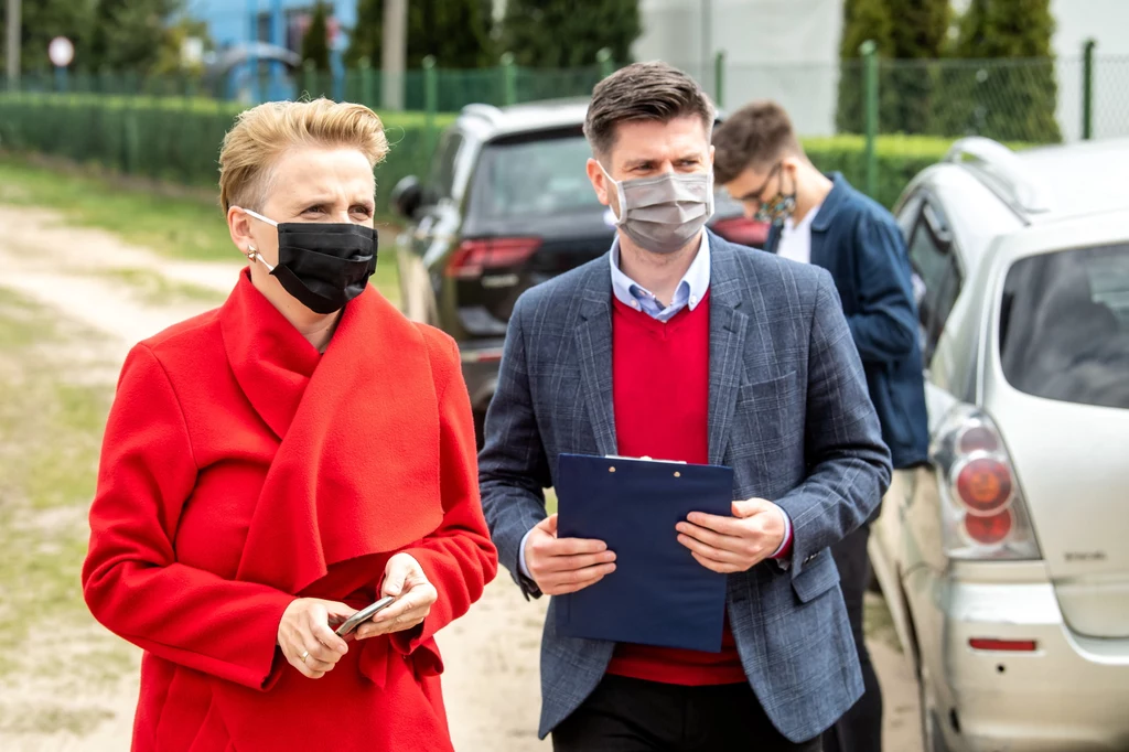 Joanna Scheuring-Wielgus i Krzysztof Śmiszek podczas konferencji prasowej przed drukarnią Samindruk w Brodnicy
