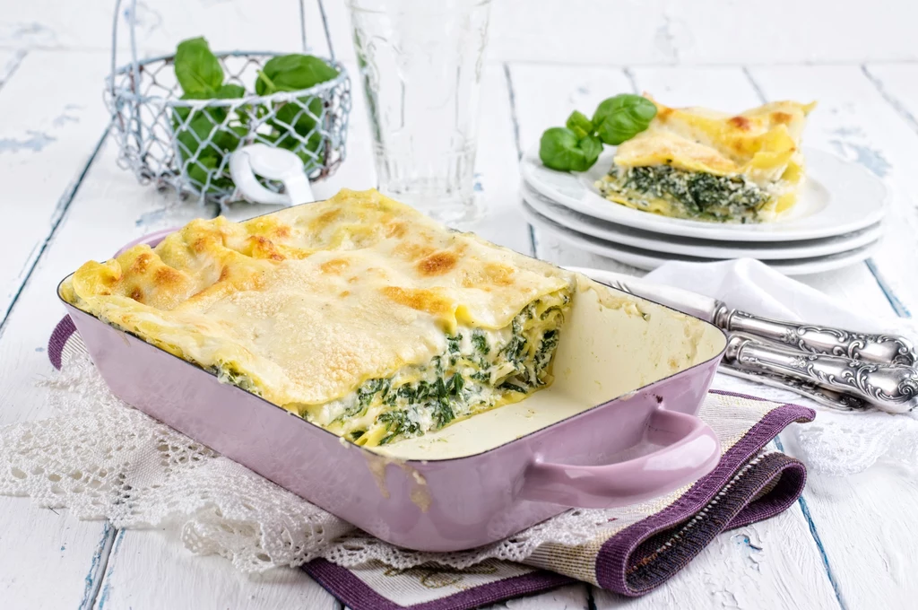 Prosta w przygotowaniu, pożywna lasagna ze szpinakiem w sosie beszamelowym