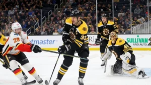 Zdeno Chara (#33) jest najstarszym i najwyższym zawodnikiem NHL. Od blisko trzech lat nie je mięsa. Z lewej Elias Lindholm #28 z Calgary Flames