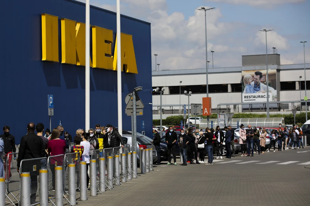 Udający się do galerii i sklepów wielkopowierzchniowych muszą pamiętać o zachowaniu minimum dwumetrowego dystansu od pracowników i innych klientów, a także o noszeniu maseczek i rękawiczek jednorazowych. Na zdjęciu: Tłumy klientów przed Ikeą w Krakowie, 4 maja 2020 Udający się do galerii i sklepów wielkopowierzchniowych muszą pamiętać o zachowaniu minimum dwumetrowego dystansu od pracowników i innych klientów, a także o noszeniu maseczek i rękawiczek jednorazowych. Na zdjęciu: Tłumy klientów przed Ikeą w Krakowie, 4 maja 2020