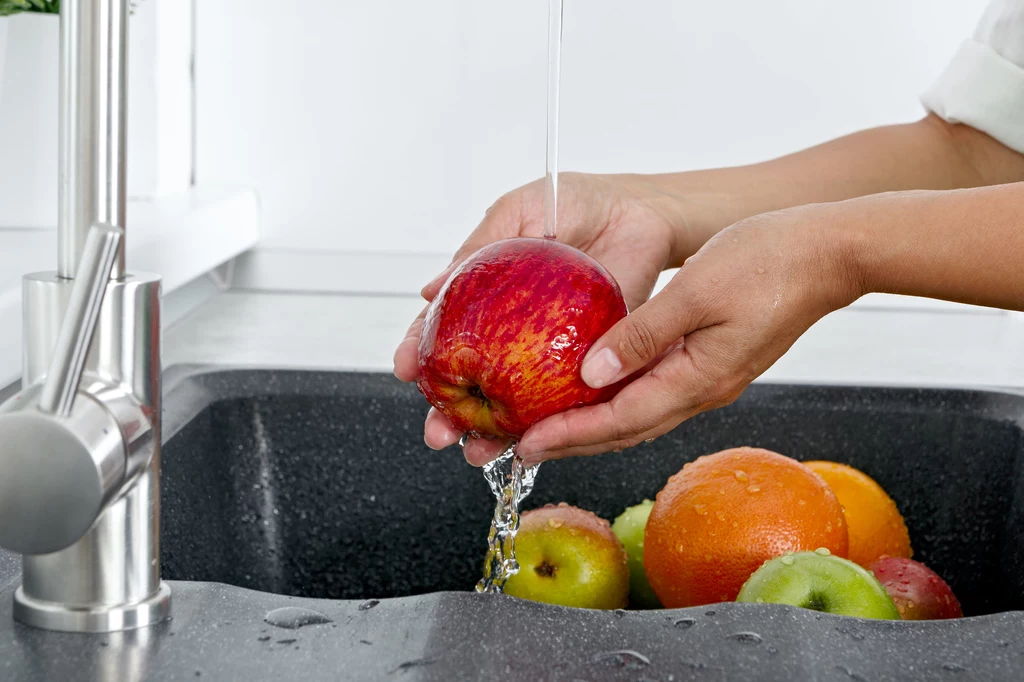 Mycie owoców samą wodą nie wystarczy