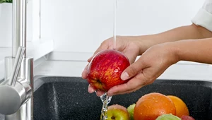 Kluczowe podczas mycia owoców. W prosty sposób usuniesz wosk i pestycydy