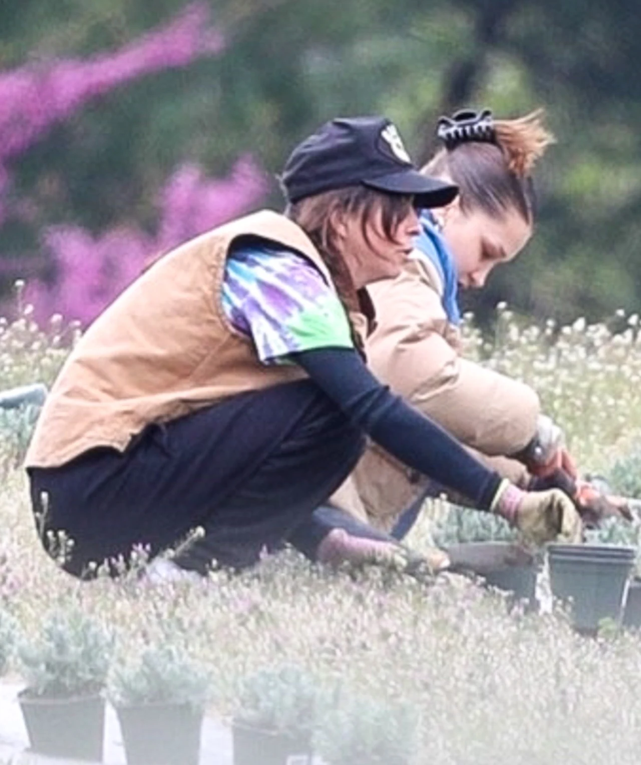 Bella Hadid z mamą sadzą zioła Bella Hadid z mamą sadzą zioła