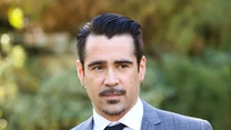 Collin Farrell to irlandzki aktor znany z dramatu wojennego "Wojna Harta", który przyniósł mu nagrodę na festiwalu filmowym w Szanghaju. 

Zagrał również w produkcji Stevena Spielberga: "Raport mniejszości", w historycznej epopei "Aleksander" oraz w filmie sensacyjnym Policjanci z Miami. 

Sukcesy na tle zawodowym to jednak nie wszystko. Przystojny aktor nie może również narzekać na powodzenie u kobiet. 
Był związany między innymi z olśniewającą Angeliną Jolie, z atrakcyjną modelką Kim Bordenave, z którą ma syna Jamesa, a także z piosenkarką Britney Spears i słynną Carmen Electrą. 

Jego urokowi nie oparła się również polska piękność: Alicja Bachleda-Curuś, z którą gwiazdor ma syna Henry’ego Tadeusza. 
