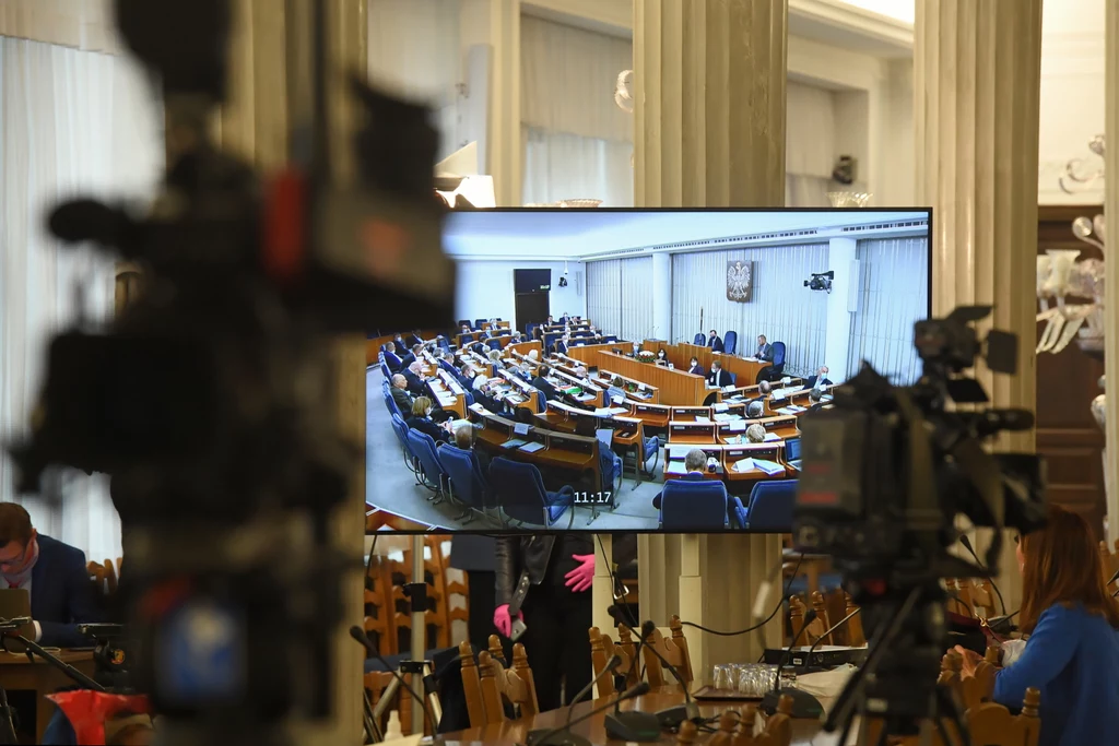 Transmisja obrad Senatu oglądana w Sali Kolumnowej Sejmu w Warszawie