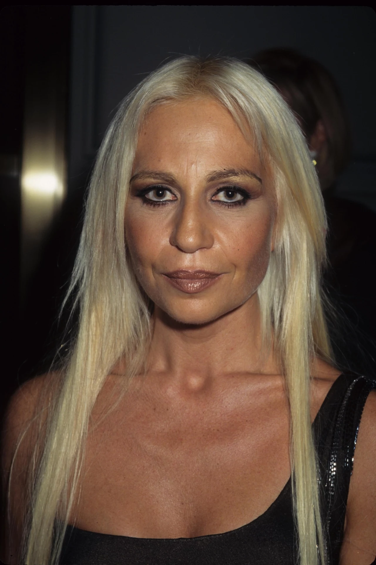 Donatella sama zakładała je na gale, stając się wizytówką brata. Wówczas wyglądała zupełnie inaczej niż dziś. Uwielbiała przesadny makijaż i mocną opaleniznę, ale rysy jej twarzy były inne. Donatella sama zakładała je na gale, stając się wizytówką brata. Wówczas wyglądała zupełnie inaczej niż dziś. Uwielbiała przesadny makijaż i mocną opaleniznę, ale rysy jej twarzy były inne.
