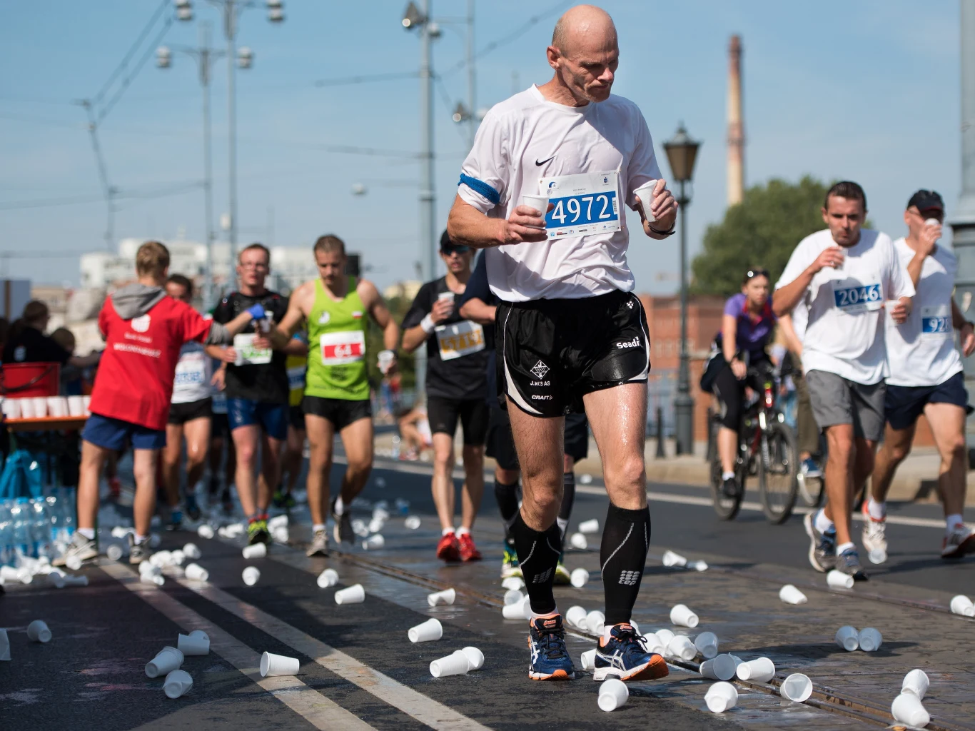 Zamiast wody, maratończyk powinien spożywać napój izotoniczny z sodem i innymi elektrolitami Zamiast wody, maratończyk powinien spożywać napój izotoniczny z sodem i innymi elektrolitami