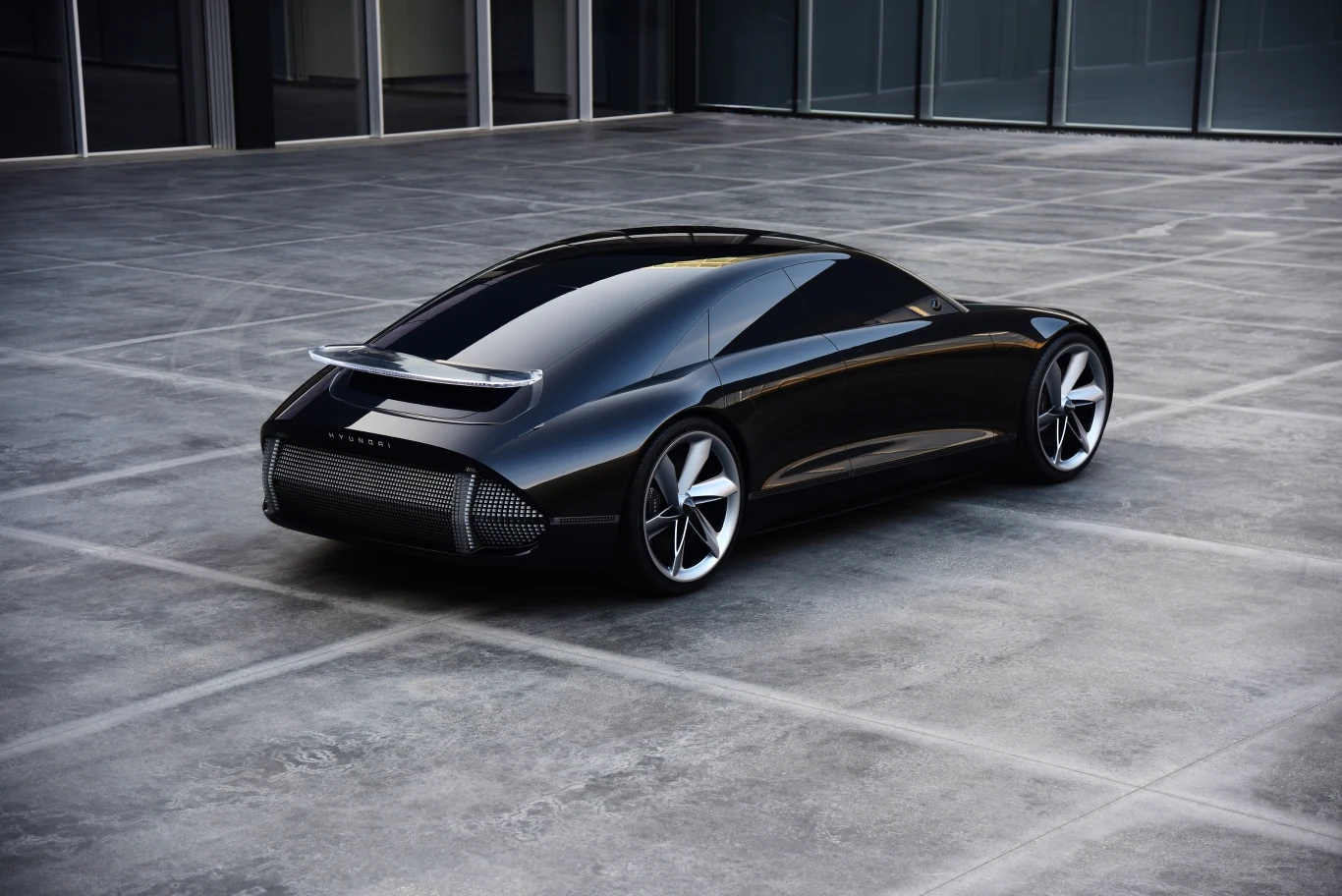 Prophecy oddaje filozofię projektowania Sensuous Sportiness i stanowi połączenie estetycznej harmonii z aerodynamiką. Sensous Sportiness można dostrzec w doskonałej sylwetce samochodu, definiowanej przez jedną opływową linię biegnącą od przodu do tyłu samochodu. Łagodne linie i rozległe krzywe nadają Prophecy wygląd idealnie gładkiego kamienia.