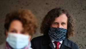 Prezydent Sopotu Jacek Karnowski (P) i wiceprezydent Magdalena Czarzyńska-Jachim (L) podczas konferencji prasowej przed siedzibą Domu Pomocy Społecznej w Sopocie