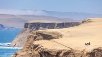 Punktem wypadowym dla chcących zwiedzać Rezerwat jest port Paracas. Można stąd wyruszyć na wycieczkę łodzią na wyspy Islas Ballestas lub samochodem po lądzie. 