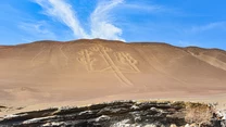 Ciekawostką jest też olbrzymi geoglif tzw. Kandelabr z Paracas. Jego powstanie jest owiane tajemnicą, ale ponieważ jest widoczny jedynie z morza, mógł służyć jako pomoc w nawigacji.