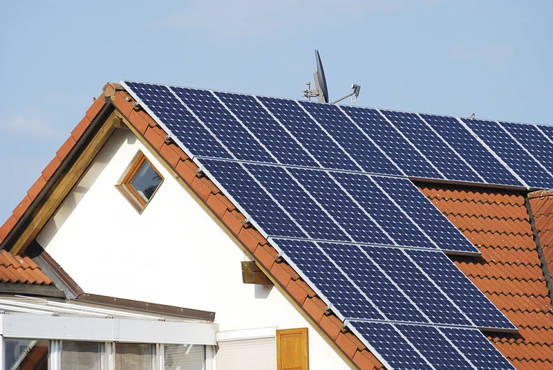 Opóźnienia po stronie krajowych operatorów zagrażają polskim solarom