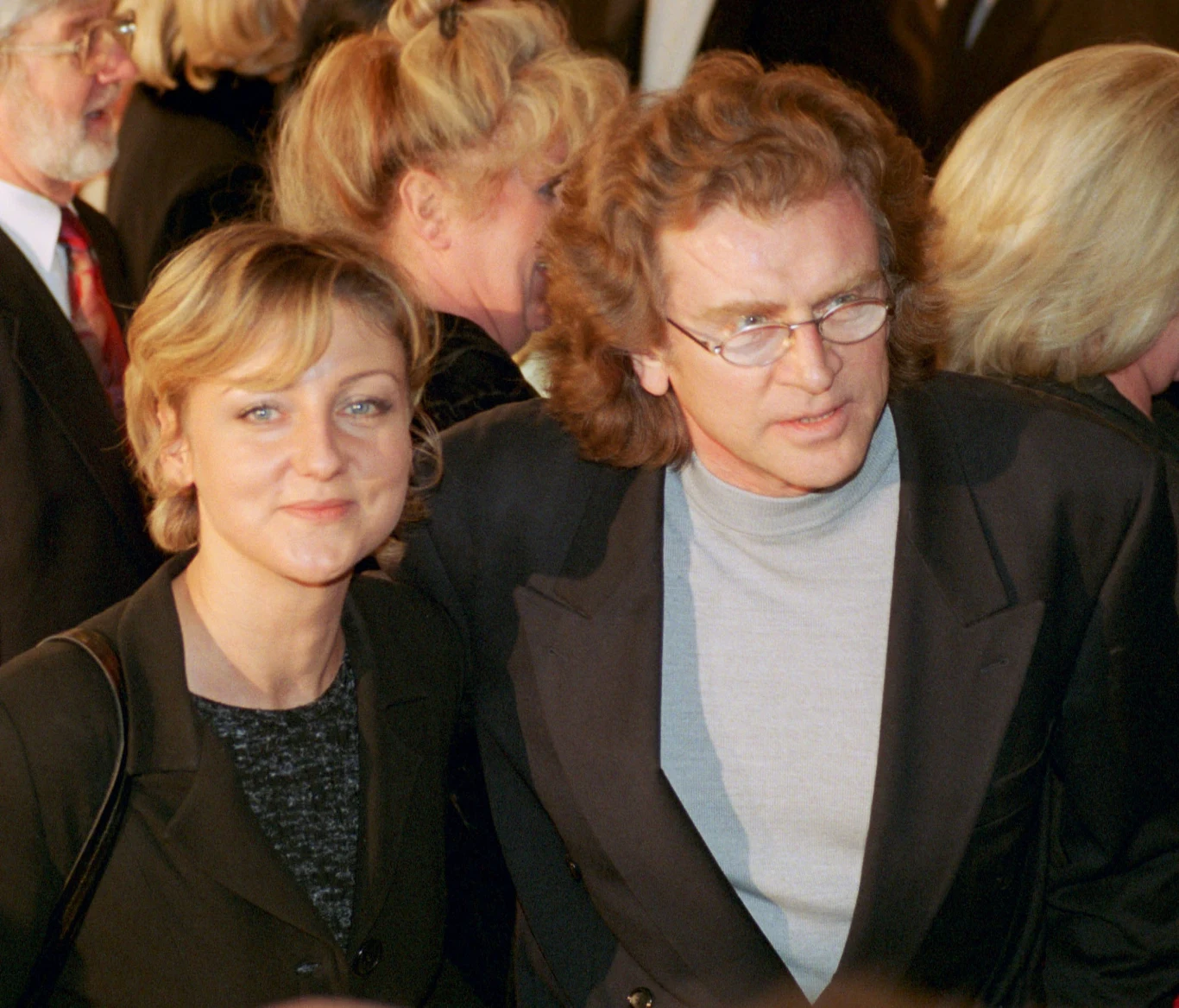 "Ojciec to ikona polskiej muzyki, nie tylko zresztą rozrywkowej. Ikona aż czterech dekad. Przy tym był artystą wszechstronnym. Nie tylko śpiewał piosenki, ale też tworzył muzykę teatralną, oratoria, komponował utwory jazzowe, brał udział w dziesiątkach festiwali różnego typu" - wspominała córka muzyka, Katarzyna Wodecka-Stubbs (na zdjęciu) w wywiadzie dla "Faktu". "Ojciec to ikona polskiej muzyki, nie tylko zresztą rozrywkowej. Ikona aż czterech dekad. Przy tym był artystą wszechstronnym. Nie tylko śpiewał piosenki, ale też tworzył muzykę teatralną, oratoria, komponował utwory jazzowe, brał udział w dziesiątkach festiwali różnego typu" - wspominała córka muzyka, Katarzyna Wodecka-Stubbs (na zdjęciu) w wywiadzie dla "Faktu".