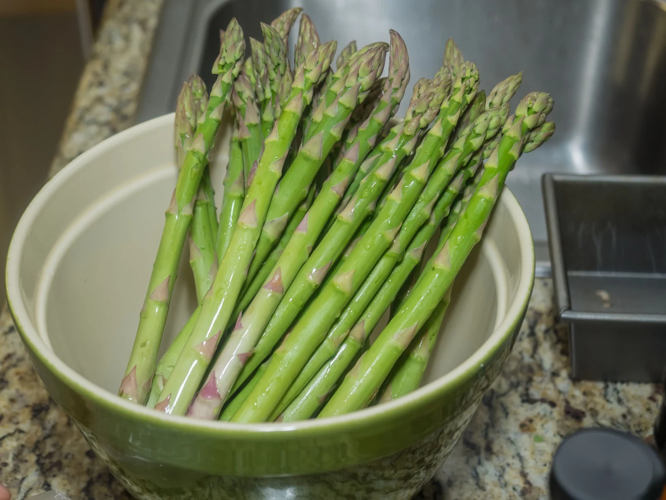 Przygotowując zielone szparagi do gotowania wcale nie musimy ich obierać Przygotowując zielone szparagi do gotowania wcale nie musimy ich obierać