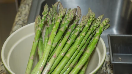 Jak gotować szparagi, żeby nie były gorzkie?