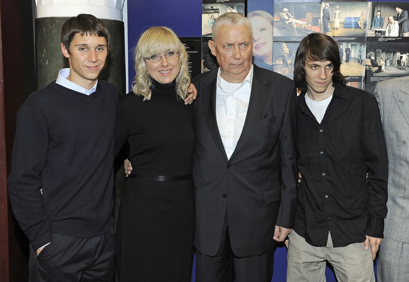 Agata przed laty z synami i tatą 