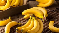 ​Banan jak uśmiech

To najbardziej naturalny lek na poprawę samopoczucia. Dodaje energii, poprawia koncentrację, zawiera składniki, które już podczas jedzenia rozkładają się, wytwarzając tzw. hormon szczęścia, czyli odpowiedzialną za dobry nastrój serotoninę.

Zdaniem dietetyków zjedzenie zaledwie jednego banana dziennie ma już korzystny wpływ na nasze humory.

Banany można jeść na surowo, jako przekąskę lub pełnowartościowy osobny posiłek, gdyż zawierają łatwo przyswajalne białko, błonnik obniżający poziom cholesterolu oraz cenne witaminy - C i z grupy B.

Pyszne są smażone na maśle lub na oleju, polane miodem już na patelni albo pieczone z jabłkiem lub zapiekane w cieście.