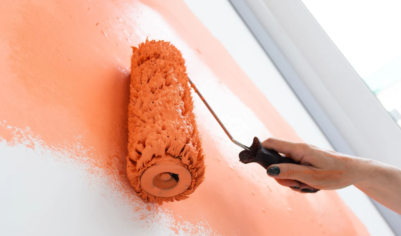 Odcienie czerwonego, a także intensywny pomarańczowy to nie najlepszy wybór na ściany. Takie kolory są męczące dla oczu, a także mogą wzbudzać poczucie niepokoju. 