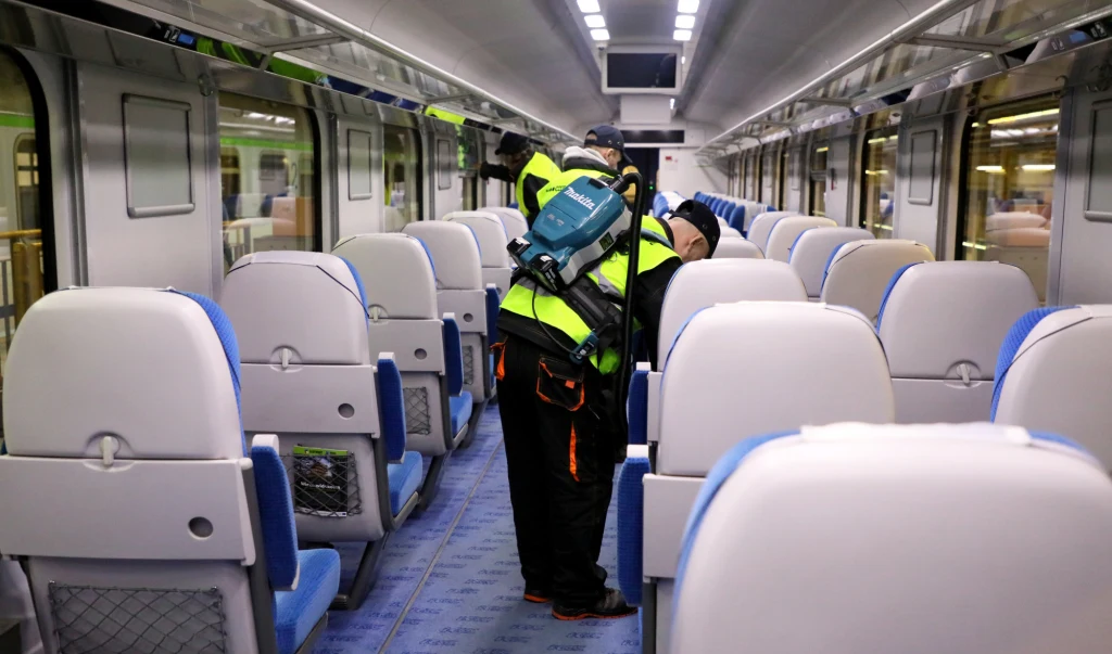 Na tory wracają pociągi, bilety sprzedawane są na połowę miejsc (zdj. ilustracyjne)