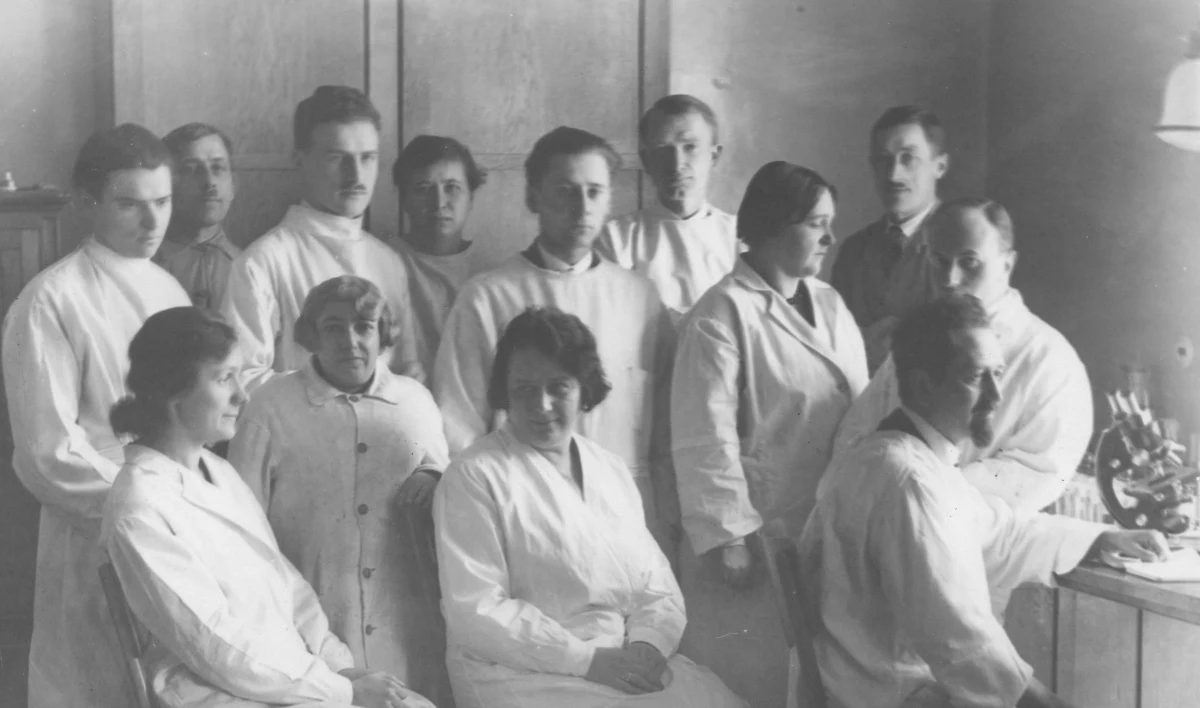 Weigl z pracownikami swego laboratorium