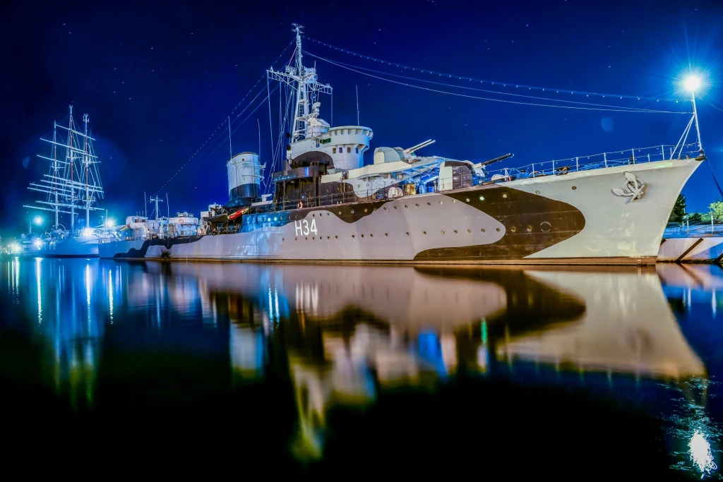 Okręt muzeum Błyskawica, Dar Pomorza na nabrzeżu w Gdyni w czasie pandemii koronawirusa Okręt muzeum Błyskawica, Dar Pomorza na nabrzeżu w Gdyni w czasie pandemii koronawirusa