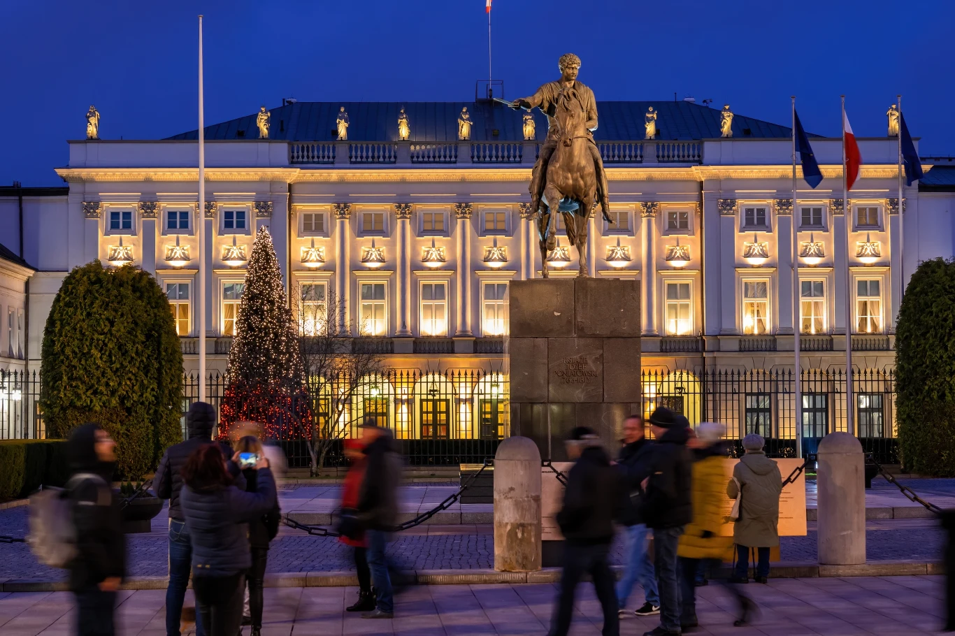 Choć nikt nie startuje w wyborach prezydenckich motywowany wizją przeprowadzki do pałacu (a przynajmniej mamy taką nadzieję), prezydencka rezydencja od lat cieszy się sporym zainteresowaniem obywateli. I nic dziwnego: monumentalny, klasycystyczny gmach przy Krakowskim Przedmieściu, posadowiony między kościołem pokarmelickim, a Hotelem Bristol, wydaje się być zdecydowanie zbyt wystawny, by pełnić funkcję domu. Jednak, wbrew pozorom, głowa państwa do dyspozycji ma tylko fragment gmachu, a konkretnie: apartamenty na drugim piętrze. Składają się na niego m.in.: gabinet, salon, sypialnia, łazienka oraz kuchnia. To pomieszczenia prywatne, do których nikt poza rodziną i służbą nie ma wstępu. Para prezydencja może również korzystać z ogrodów (letniego i zimowego) oraz kaplicy na parterze. 