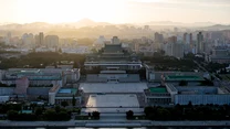 Mówiąc o siedzibie północnokoreańskich władz warto wspomnieć o Pałacu Kŭmsusan. Zbudowany w 1976 roku obiekt przez lata był oficjalną siedzibą Kim Ir Sena. Gdy wódz zmarł, gigantyczny gmach zamieniono w mauzoleum, w którym spoczęły zabalsamowane zwłoki przywódcy. 
