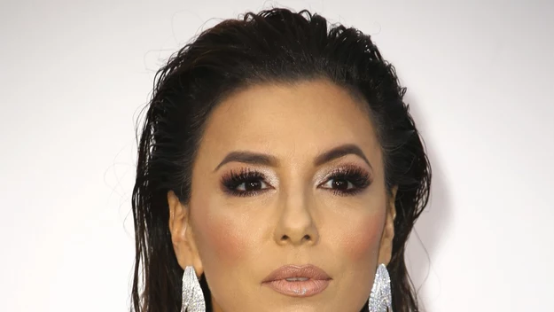 Eva Longoria to 45-letnia amerykańska aktorka. Popularność przyniosły jej role w serialu telewizyjnym "Gotowe na wszystko" i w filmie komediowym "Nawiedzona narzeczona". 

W 2016 roku gwiazda poślubiła biznesmena José Antonio Bastona. Owocem ich związku jest Santiago Enrique, który przyszedł na świat 18 czerwca 2018 roku. 