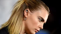 Cara Delevingne to znana brytyjska modelka i aktorka, która zdobyła serca widzów, wcielając się w postać Enchantress w filmie "Legion Samobójców". 

Pracowała między innymi dla takich projektantów, jak: Chanel oraz Dolce&Gabbana. 

Modelka jest biseksualna, czego nigdy nie ukrywała. Przez dłuższy czas pozostawała w stałym związku z aktorką Ashley Benson, znaną z serialu "Słodkie kłamstewka". 
