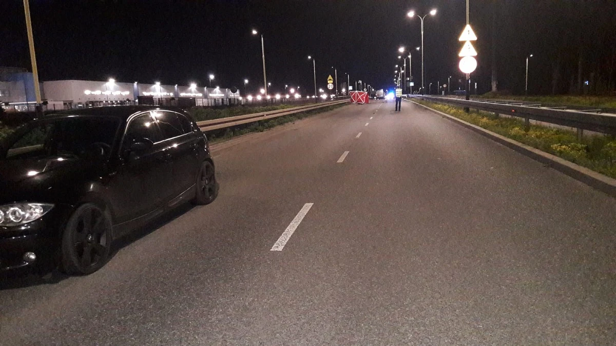 BMW zatrzymało się daleko za przejściem...