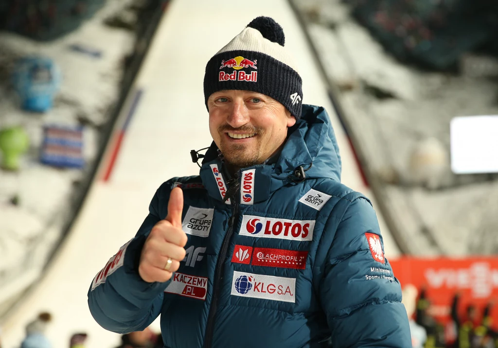 Adam Małysz zrobił w Polsce tak dużą karierę, że jego nazwisko zna chyba każdy mieszkaniec naszego kraju. Nic dziwnego, w końcu to czterokrotny zdobywca Pucharu Świata. Dzięki temu, że w skokach narciarskich odnosił tak duże sukcesy, jest również bardzo popularny za granicą. Adam Małysz zrobił w Polsce tak dużą karierę, że jego nazwisko zna chyba każdy mieszkaniec naszego kraju. Nic dziwnego, w końcu to czterokrotny zdobywca Pucharu Świata. Dzięki temu, że w skokach narciarskich odnosił tak duże sukcesy, jest również bardzo popularny za granicą.