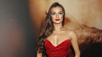 Natalia Janoszek to 29-letnia polska aktorka i piosenkarka o nietuzinkowej urodzie. Reprezentowała nasz kraj w licznych konkursach piękności, między innymi: Miss Ocean International 2011 oraz Miss Bikini Universe 2013. 

Atrakcyjna aktorka z powodzeniem robi karierę w Bollywood. Zadebiutowała główną rolą w filmie "Dreamz". 

Wystąpiła też w "Chicken Curry Law" oraz w amerykańskiej komedii "The Swing of Things".  Udało jej się zdobyć aż dwie nagrody JIFFA dla „najlepszej aktorki międzynarodowej”.