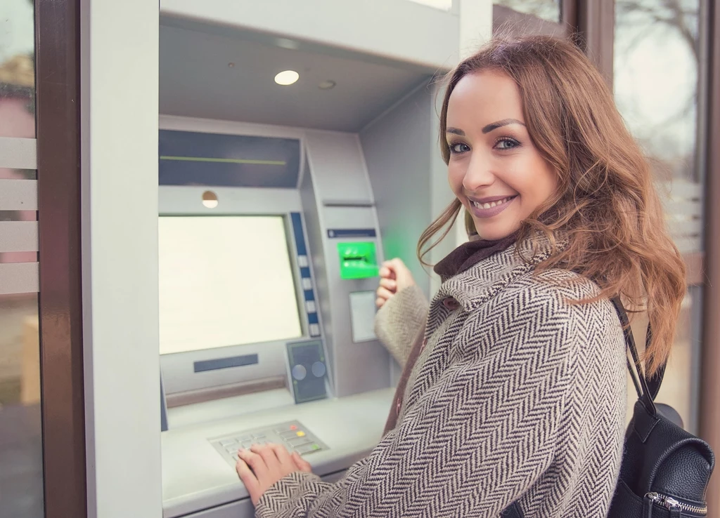 Szczegóły zgodnie z zapowiedzią poznamy dopiero w połowie maja, jednak już teraz bank zachęca nas do wejścia do gry hasłem „Let’s play”. Szczegóły zgodnie z zapowiedzią poznamy dopiero w połowie maja, jednak już teraz bank zachęca nas do wejścia do gry hasłem „Let’s play”.