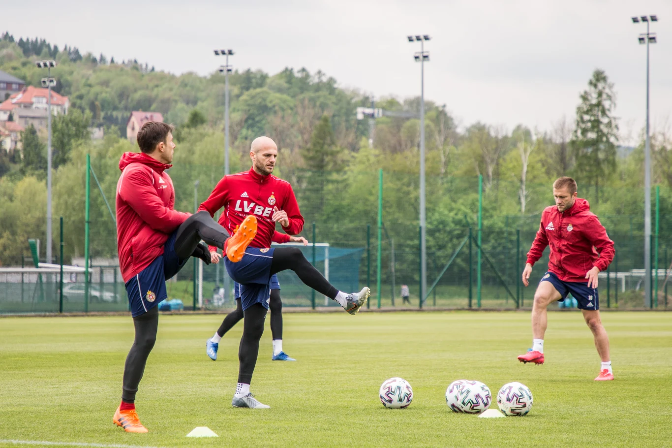 Rafał Boguski (z lewej) Vullnet Basha (w środku) i Jakub Błaszczykowski Rafał Boguski (z lewej) Vullnet Basha (w środku) i Jakub Błaszczykowski