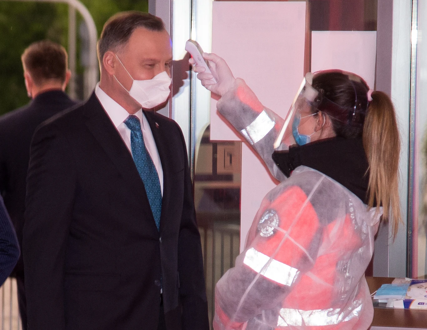 Andrzej Duda przed wejściem do studia TVP miał mierzoną temperaturę ciała