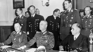 Ceremonia podpisania drugiego aktu kapitulacji odbyła się w byłym kasynie oficerskim w dzielnicy Berlina Karlshorst (od lewej Hans-Jürgen Stumpff, Wilhelm Keitel i Hans-Georg Von Friedeburg)