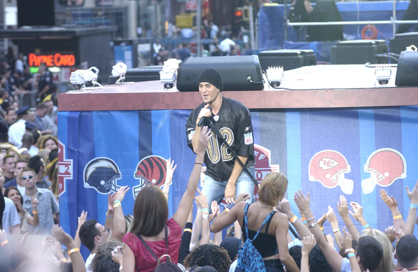 Karierę muzyczną rozpoczął w szkole średniej, występem w musicalu "Hello, Dolly!". Później, jako student, zdecydował, że spróbuje swoich sił w branży rozrywkowej, nie miał jednak pieniędzy na nagranie pierwszego demo. Z pomocą przyszła mu jego opiekunka z dzieciństwa, Elvira Olivares, która zaoferowała pożyczkę w wysokości 2 tys. dolarów. Po kilku miesiącach od wydania demo podpisał kontrakt z Fonovisa i rozpoczął nagrywanie swojej debiutanckiej płyty.