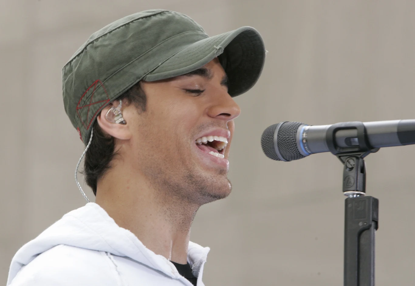 Jest synem hiszpańskiego piosenkarza i kompozytora Julio Iglesiasa i filipińskiej dziennikarki Isabel Preysler. Gdy miał osiem lat, separatystyczna organizacja terrorystyczna hiszpańskich Basków ETA porwała jego dziadka. To sprawiło, że Enrique musiał przeprowadzić się do Miami. 