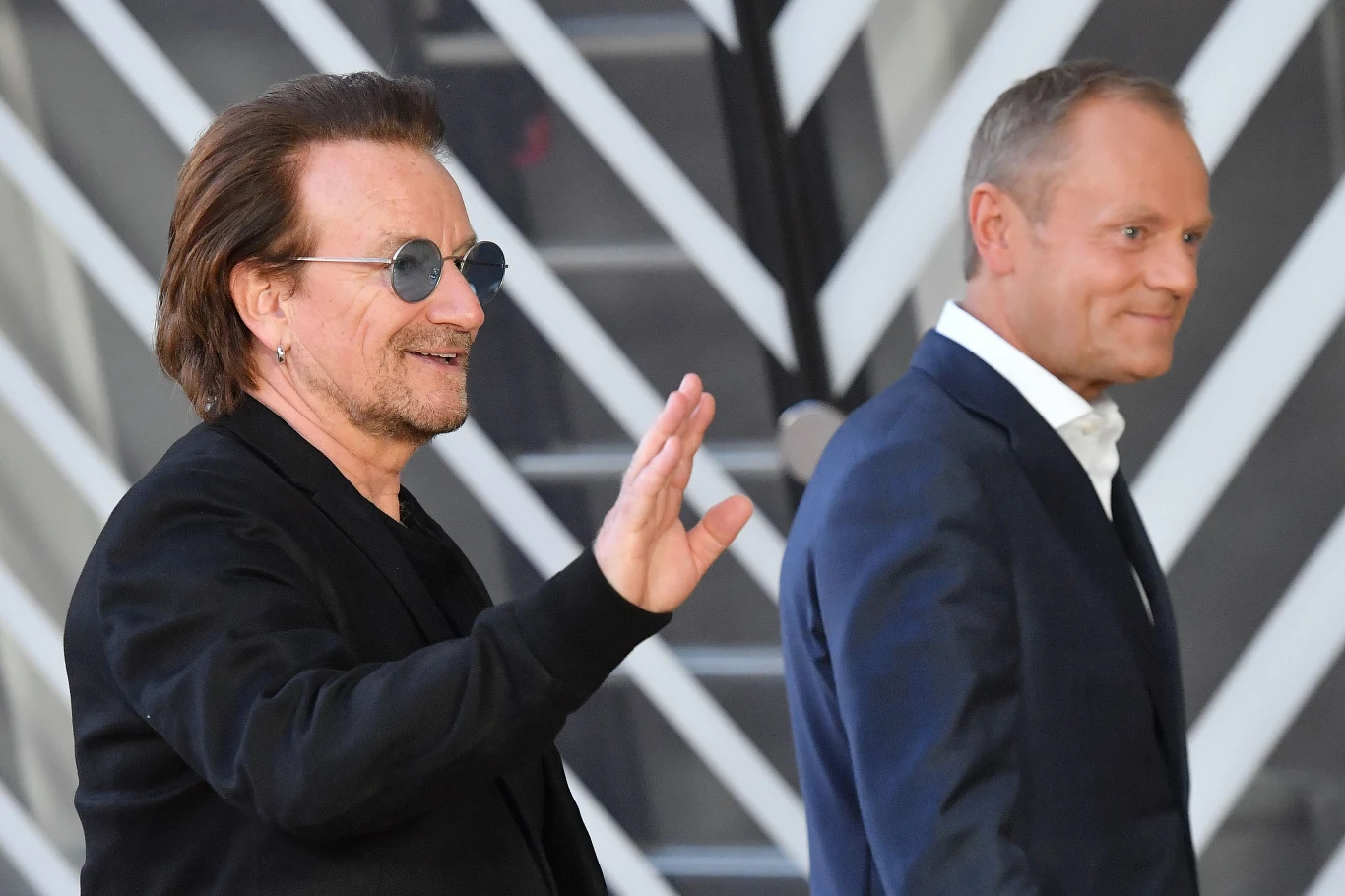 "Pewien pieśniarz, niejaki Bono, odstawił na chwilę instrument muzyczny i niestety przemówił. Powiedział tylko to, co wiedział, czyli niewiele. A dowiedział się od europejskich lewaków. Że Polska i Węgry są ‘hipernacjonalistyczne’. Miało być krytycznie, a wyszedł piękny komplement dla nas. Panie Bono, hiperinternacjonalisto! Niemcy mają dla Pana ok.73 tysiące muzułmanów. Nie wiedzą gdzie i komu ich upchnąć. Są dla Pana, do zabrania od razu, z dostawą do domu, na rancho lub do apartamentu” – apelowała. Na zdjęciu Bono z Donaldem Tuskiem. "Pewien pieśniarz, niejaki Bono, odstawił na chwilę instrument muzyczny i niestety przemówił. Powiedział tylko to, co wiedział, czyli niewiele. A dowiedział się od europejskich lewaków. Że Polska i Węgry są ‘hipernacjonalistyczne’. Miało być krytycznie, a wyszedł piękny komplement dla nas. Panie Bono, hiperinternacjonalisto! Niemcy mają dla Pana ok.73 tysiące muzułmanów. Nie wiedzą gdzie i komu ich upchnąć. Są dla Pana, do zabrania od razu, z dostawą do domu, na rancho lub do apartamentu” – apelowała. Na zdjęciu Bono z Donaldem Tuskiem.